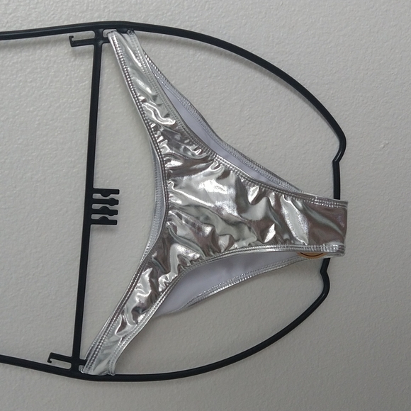 Silver bikini - Picture 3 of 6